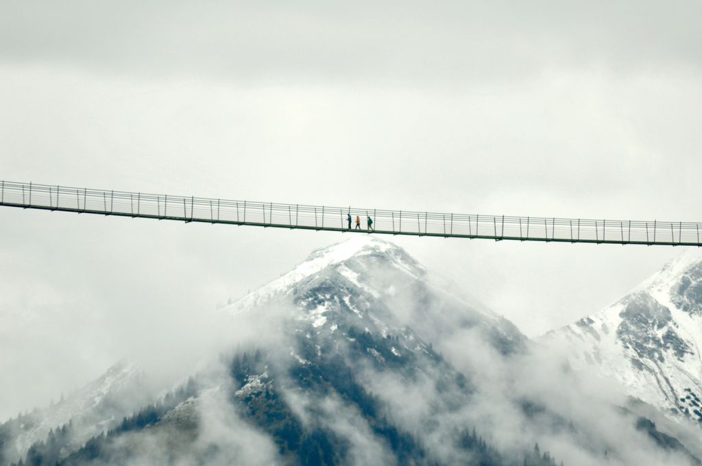 Winter-Impressionen - Ebenso, wenn Du Enge nicht magst, es tummeln sich einige Menschen auf der Brücke. Bis zu 500 Besucher sind gleichzeitig zugelassen. - © highline179